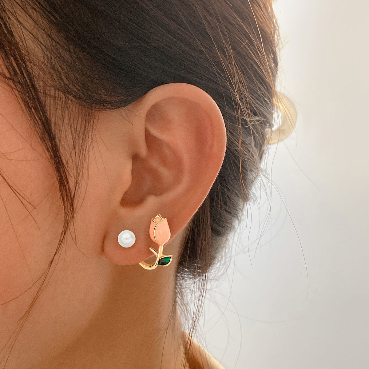 Damenohrringe mit floralem Rosen-Design und eleganten Perlenakzenten Shop Nory