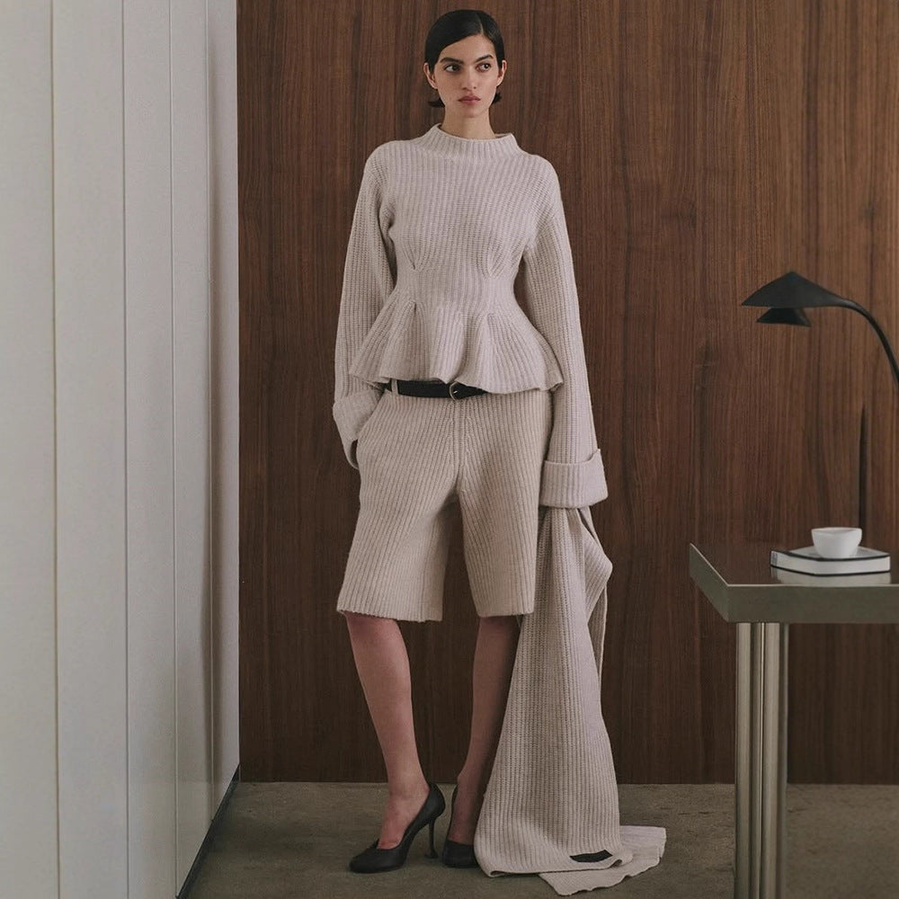 Damen Feinstrick-Zweiteiler mit tailliertem Peplum-Pullover und High-Waist-Bermuda Shop Nory