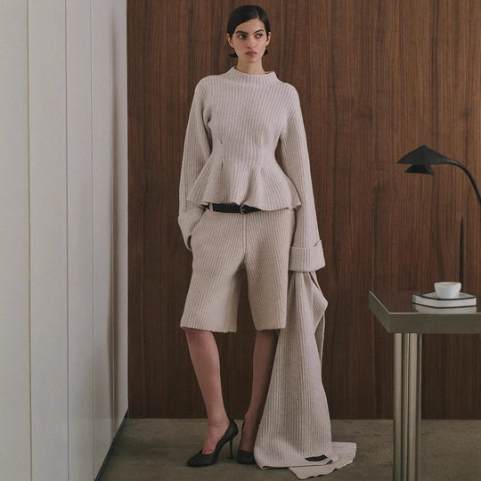Damen Feinstrick-Zweiteiler mit tailliertem Peplum-Pullover und High-Waist-Bermuda Shop Nory
