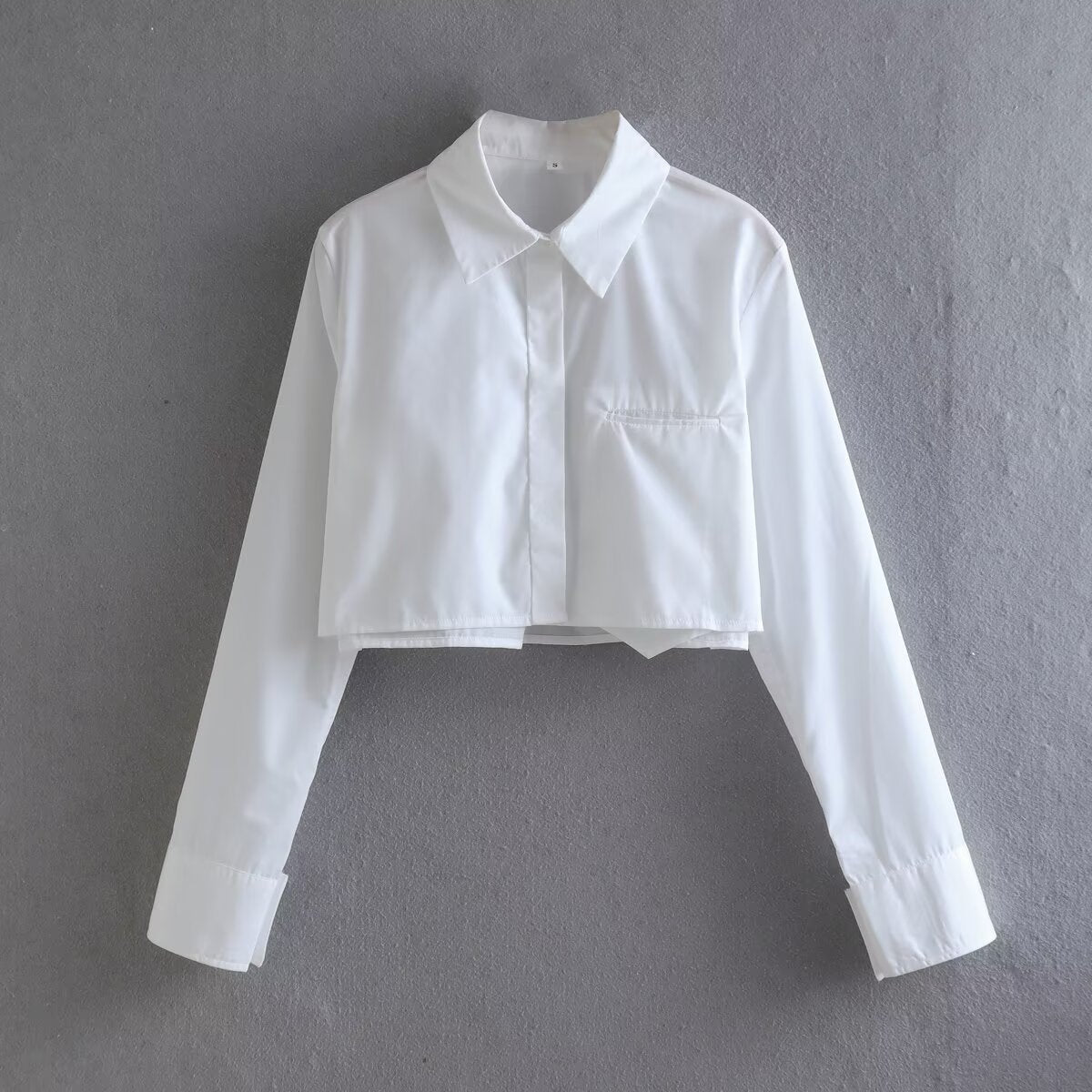 Damen cropped Bluse mit klassischem Kragen und praktischen Brusttaschen Shopnory