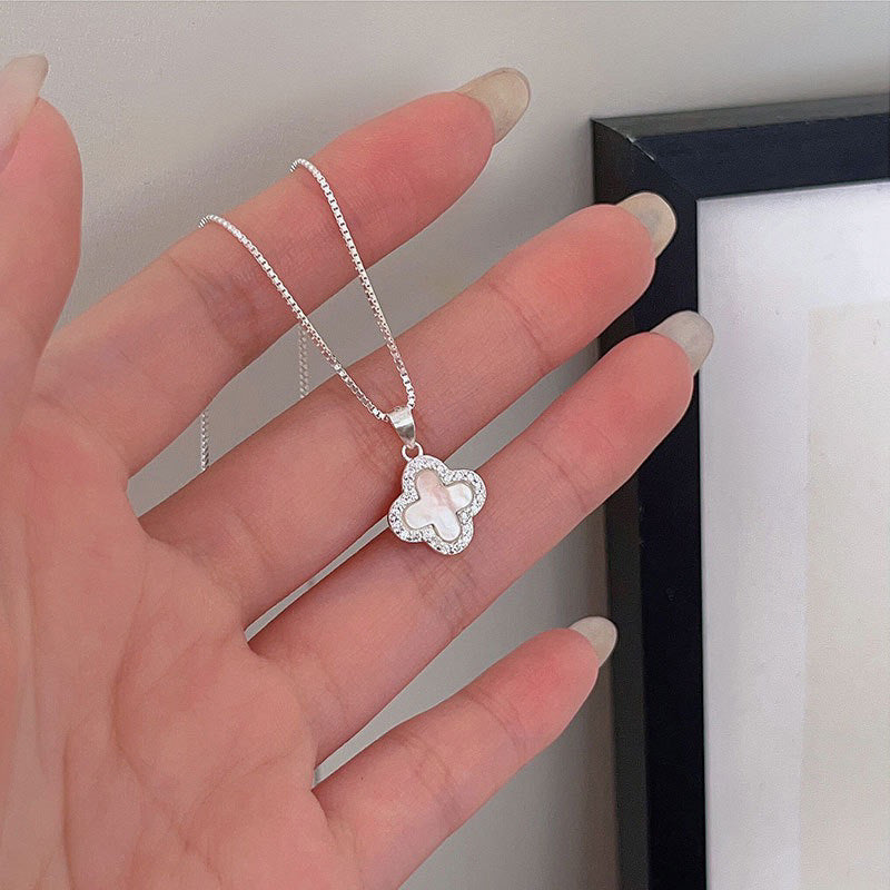 Damen Halskette mit filigranem Blumenanhänger und elegantem Zirkonia-Besatz Shop Nory
