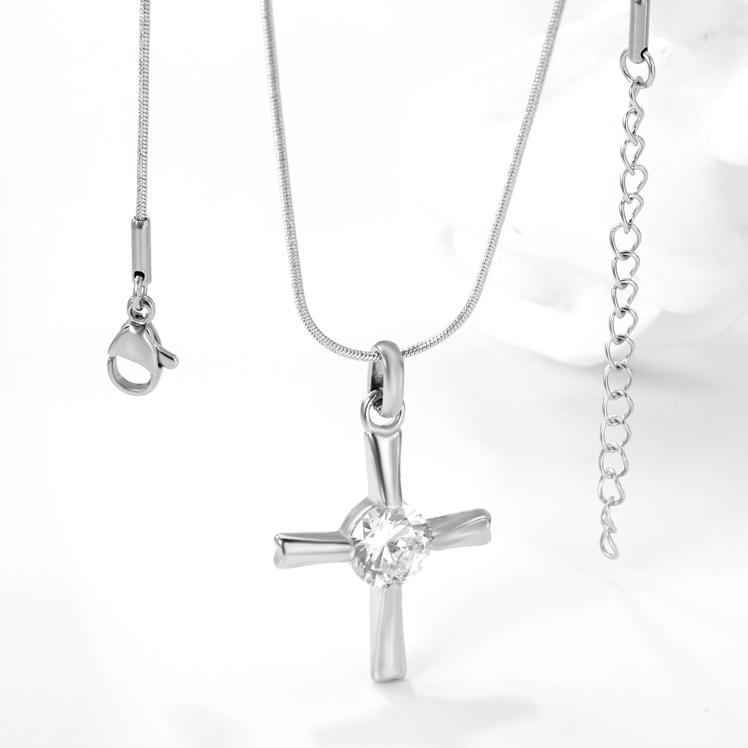 Damen Halskette mit funkelndem Kreuzanhänger aus hochwertigem Edelstahl und Zirkonia Shop Nory
