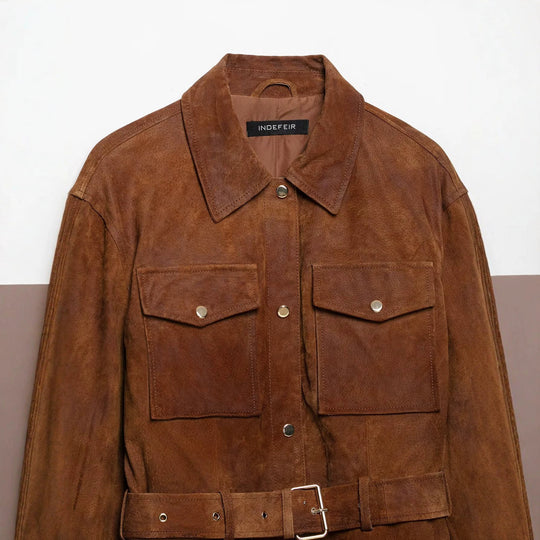 Damen Kurzjacke im Safari‑Stil aus Veloursleder mit Taillengürtel und aufgesetzten Brusttaschen Shop Nory