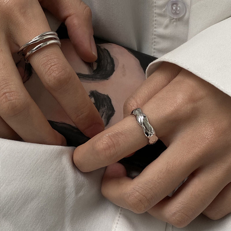 Damen Ring mit elegantem, gewundenem Design und funkelnden Akzenten Shop Nory