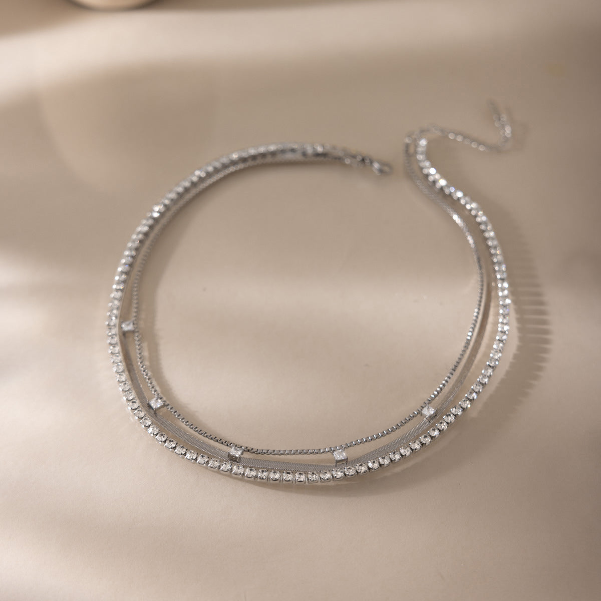 Damen Halskette mit funkelnden Zirkonia und hochwertiger Edelstahlverarbeitung Shop Nory