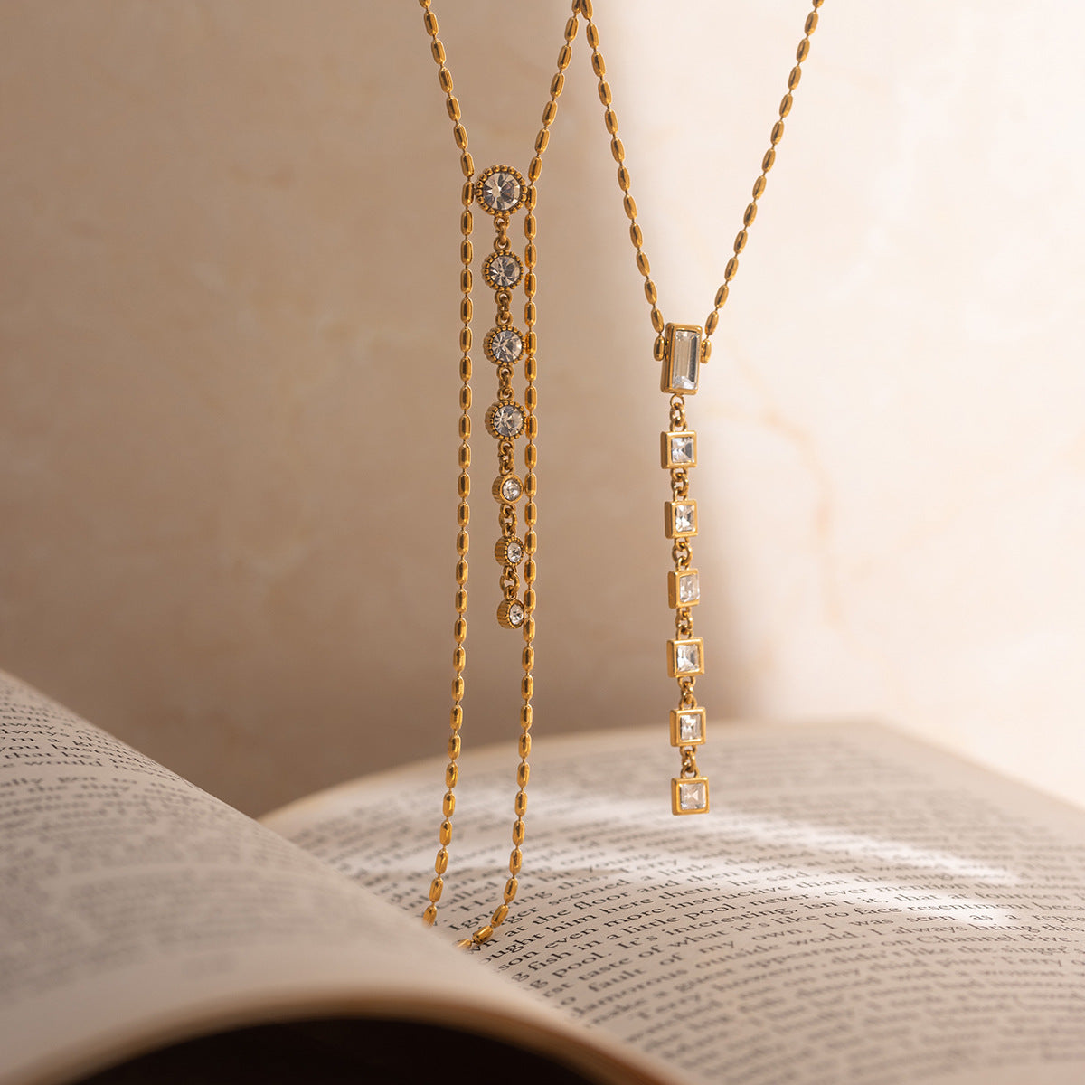 Damen Halskette mit funkelnden Zirkonia-Elementen und verstellbarem Design Shop Nory
