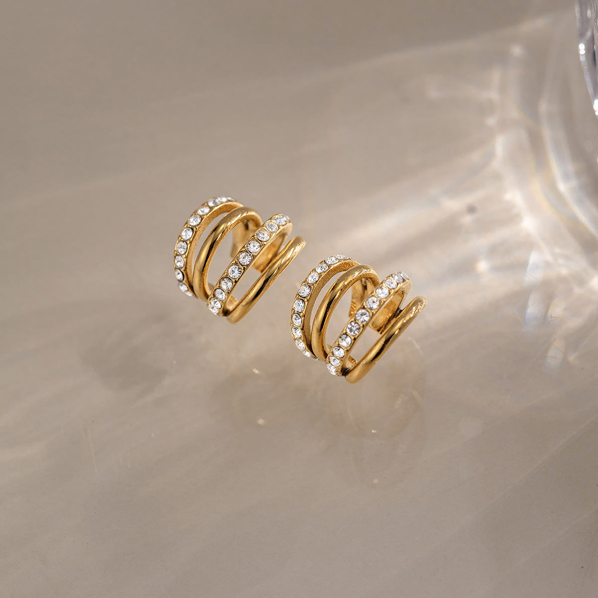 Damen Ohrhänger mit funkelndem Kristall und glattem Goldfinish Shop Nory