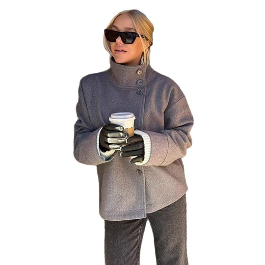 Damen Kurz geschnittene Boxy-Jacke mit Stehkragen und asymmetrischer Knopfleiste Shop Nory