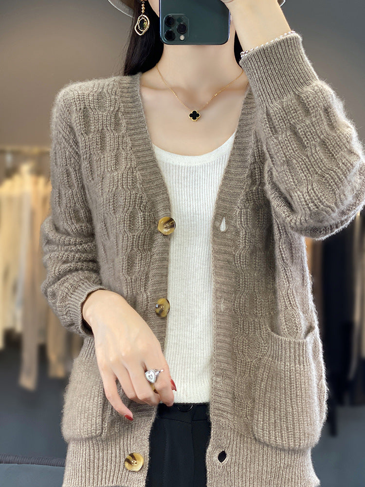 Damen Weicher Angora‑Look Zopfmuster-Cardigan mit V‑Ausschnitt und aufgesetzten Taschen Shop Nory