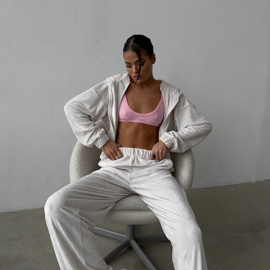 Damen cropped Samt-Zipjacke mit Kapuze und elastischer High-Waist Loungehose Shop Nory