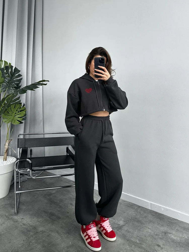 Damen Gekürztes Kapuzen‑Zip‑Set mit Herz‑Stickerei und weiter High‑Waist Jogginghose Shop Nory