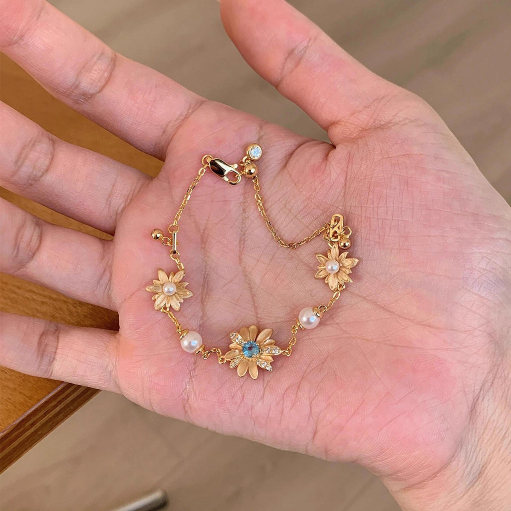 Filigranes Perlen- und Blumenarmband mit Zirkonia-mittelstein