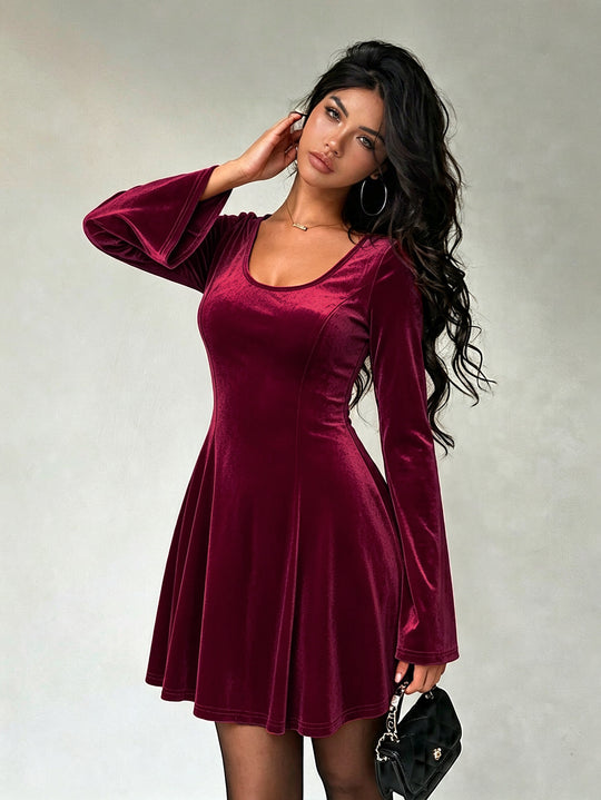 Damen Samt-Skaterkleid mit ausgestelltem Rock, U-Boot-Ausschnitt und Glockenärmeln Shop Nory