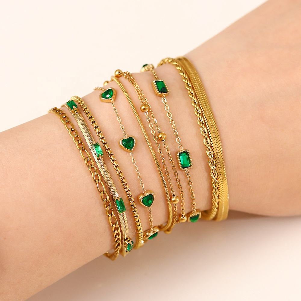 Damen Armband mit herzförmigen Kristallanhängern und verstellbarem Kettendesign Shop Nory