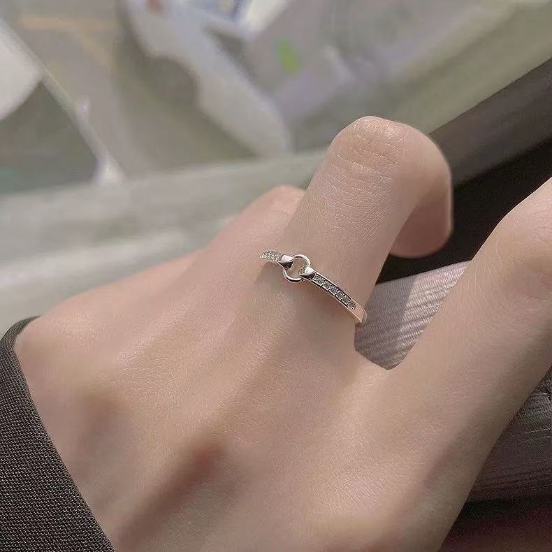 Damenring mit elegantem, geschlungenem Design und funkelnden Zirkonia Shop Nory