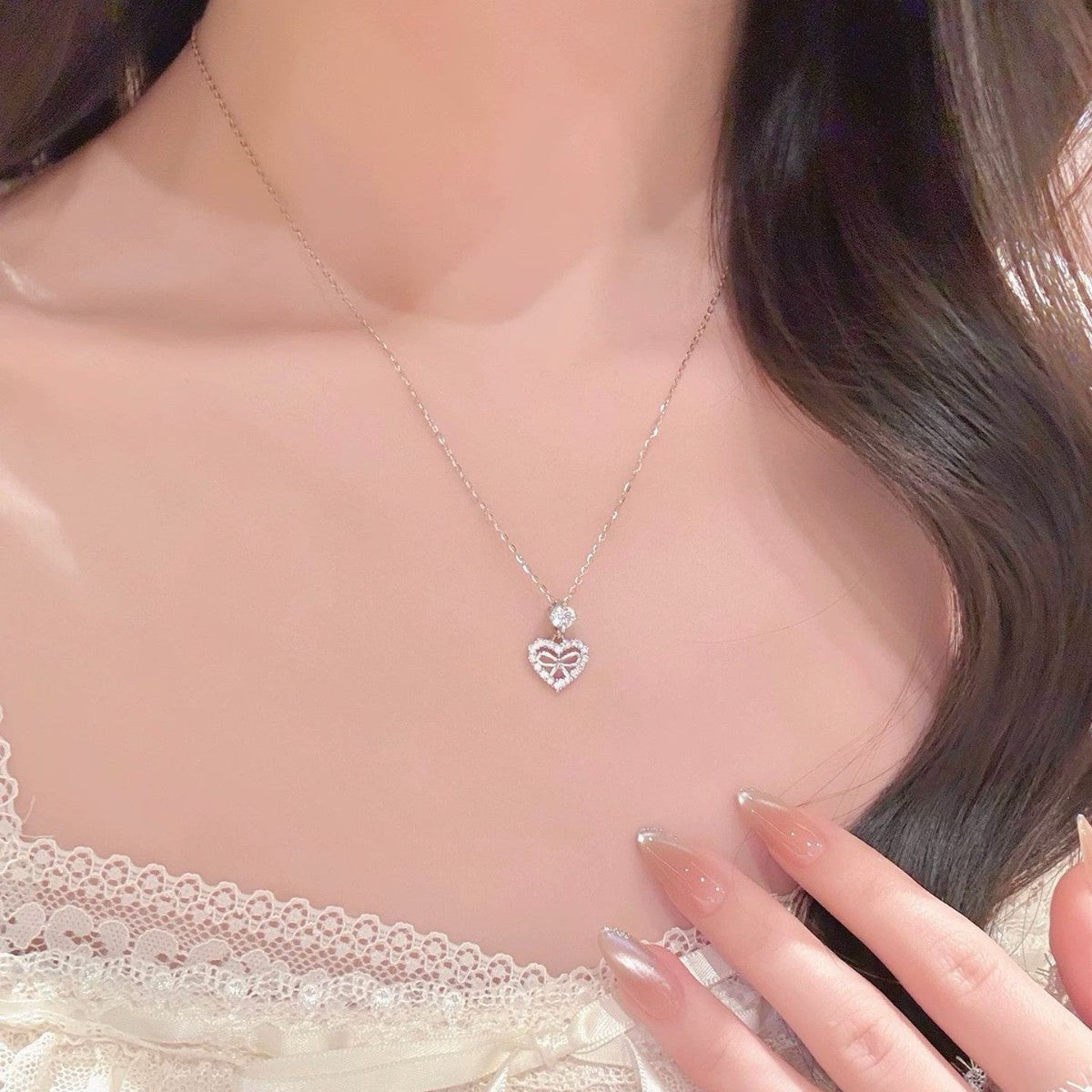 Damen Halskette mit herzförmigem Anhänger und zartem Schmetterlingsdesign Shop Nory