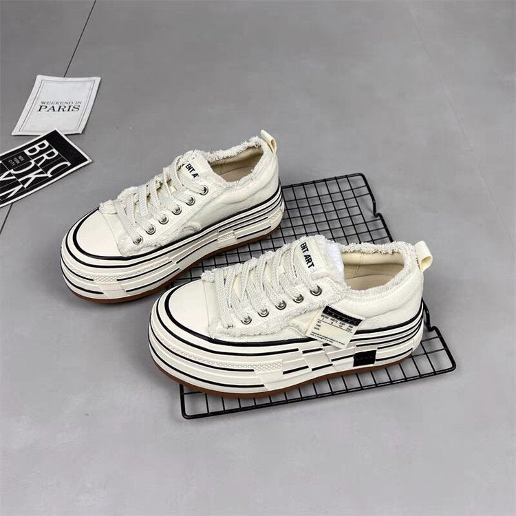 Damen modische Plateausneaker mit ausgefranstem Design und tiefem Profil