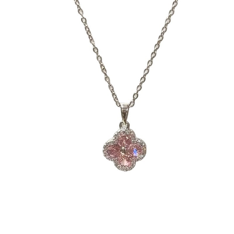 Damen Halskette mit funkelndem Blumenanhänger und eleganter Silberverarbeitung Shop Nory