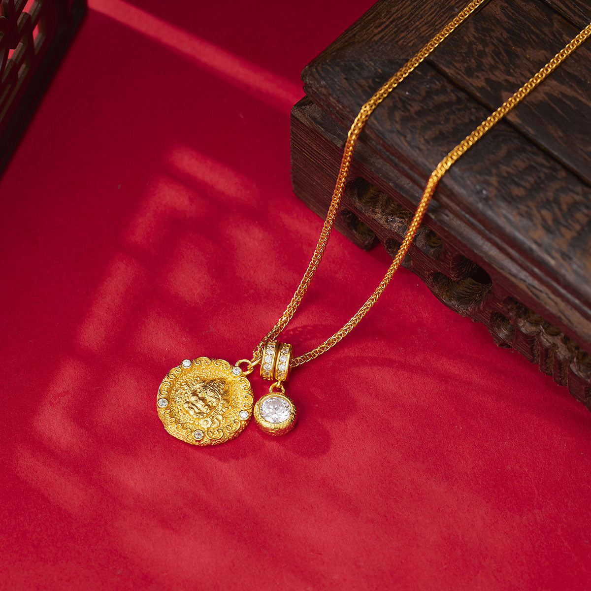 Damen Halskette mit kunstvollem Buddha-Anhänger und funkelnden Zirkoniasteinen Shop Nory