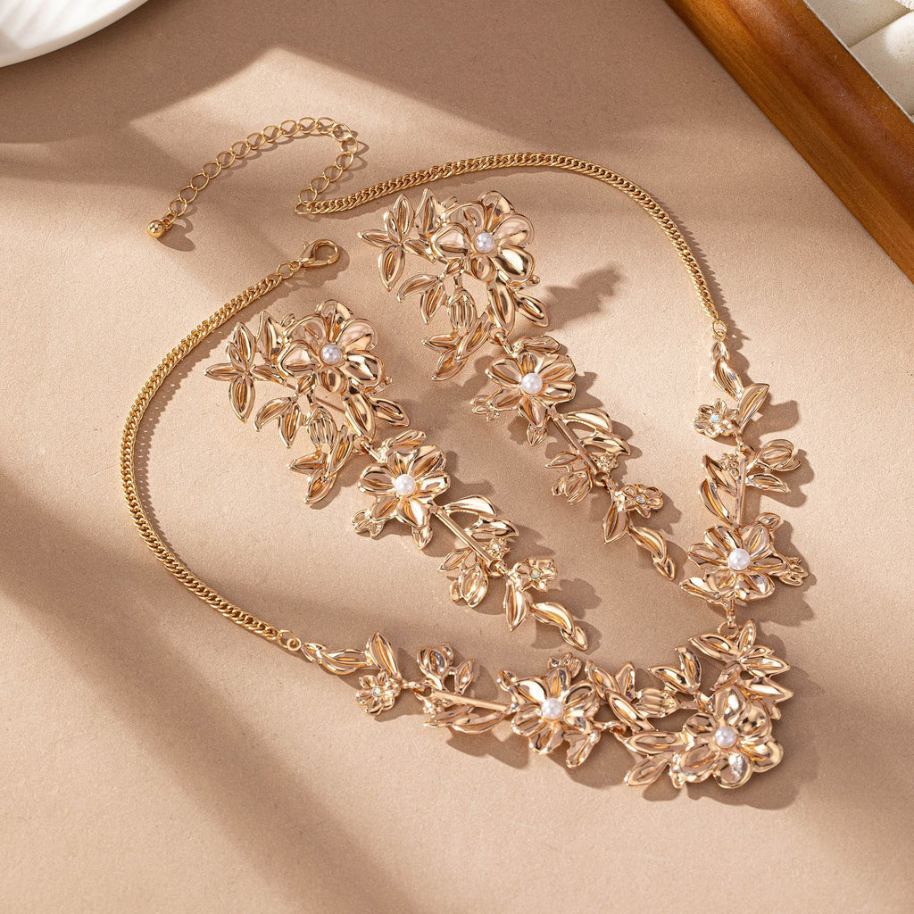 Damen Schmuckset mit kunstvoll gestalteter Blumen- und Perlenverzierung Shop Nory