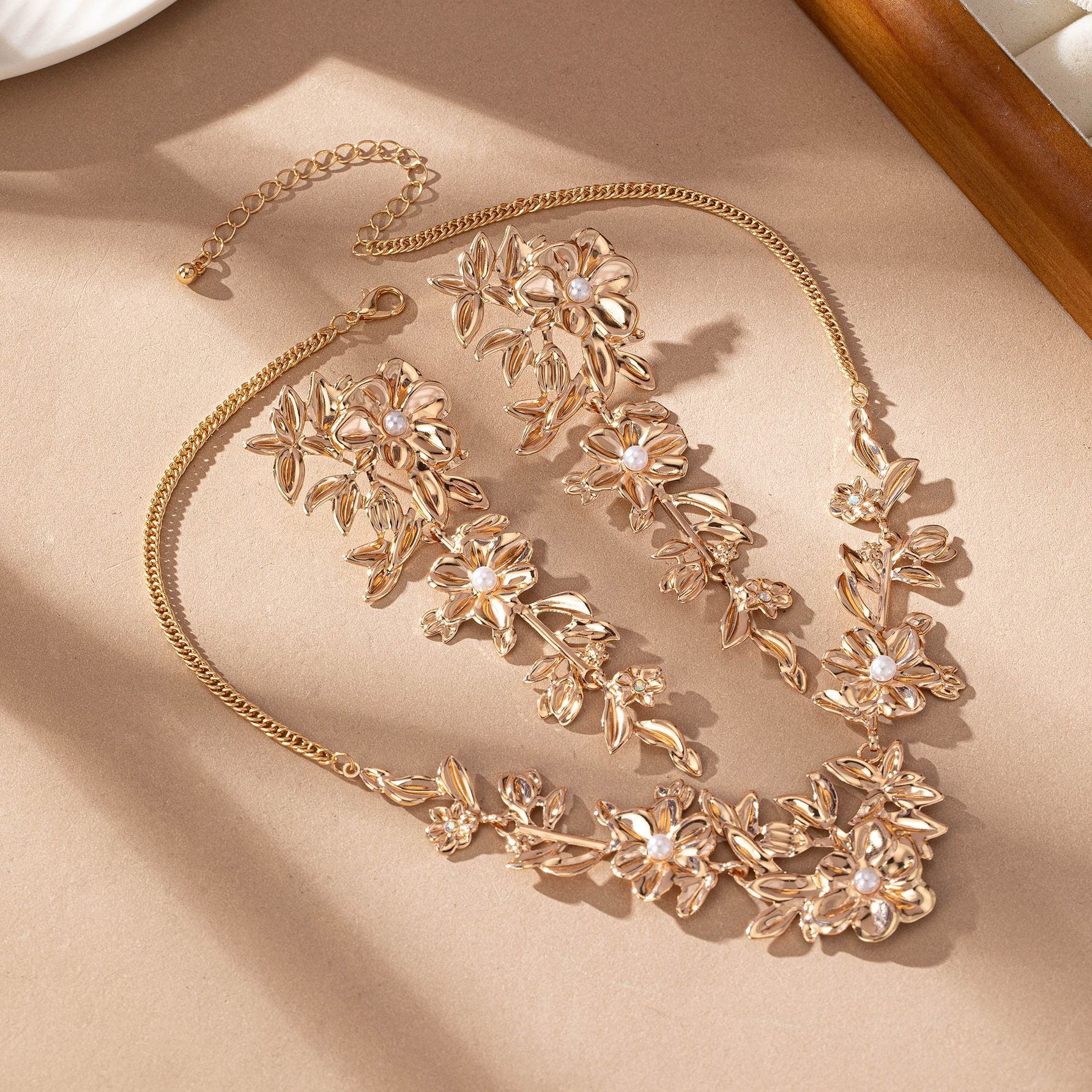 Damen Schmuckset mit kunstvoll gestalteter Blumen- und Perlenverzierung Shop Nory