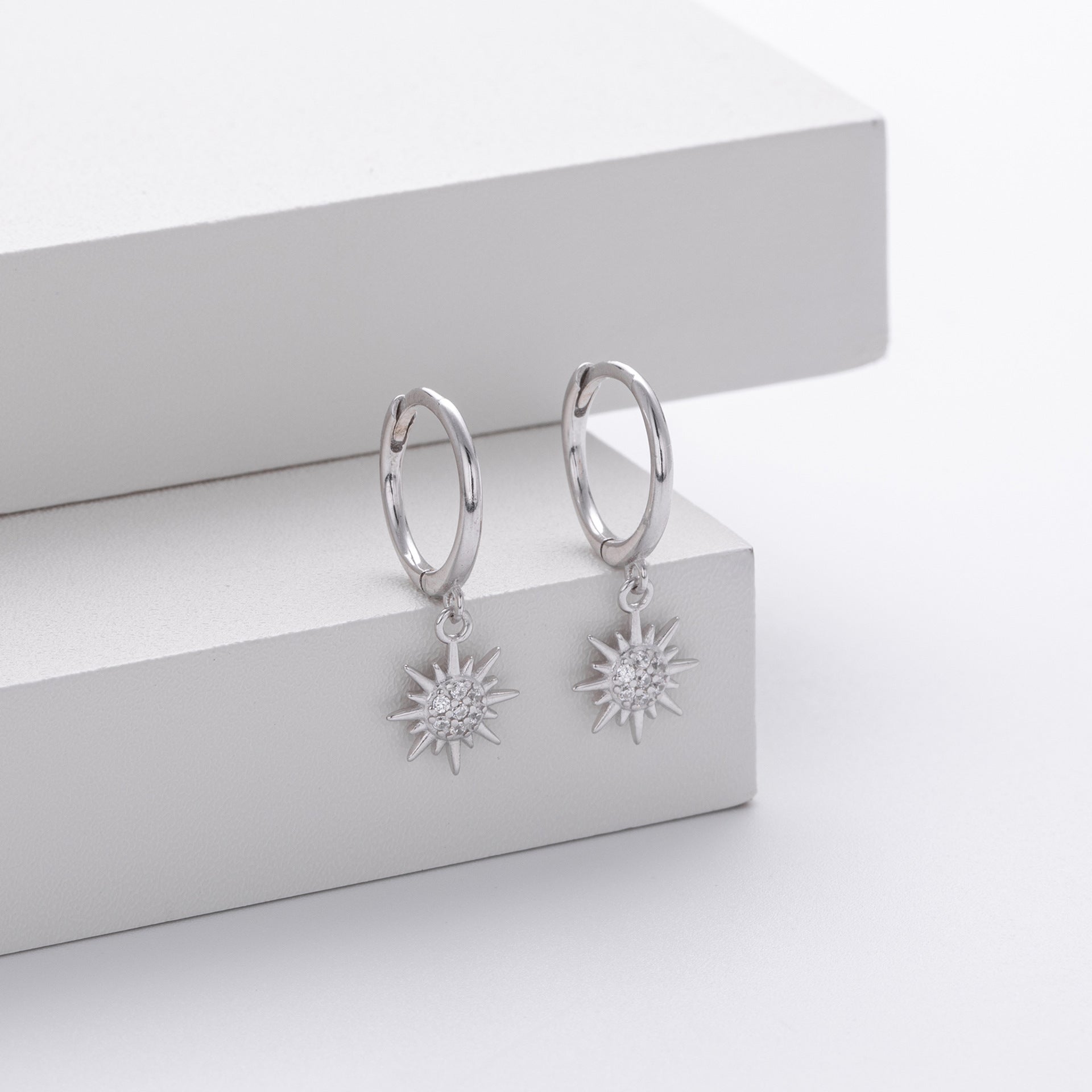 Damen Ohrhänger mit glänzendem Sonnenanhänger aus hochwertigem 925 Sterling Silber Shop Nory