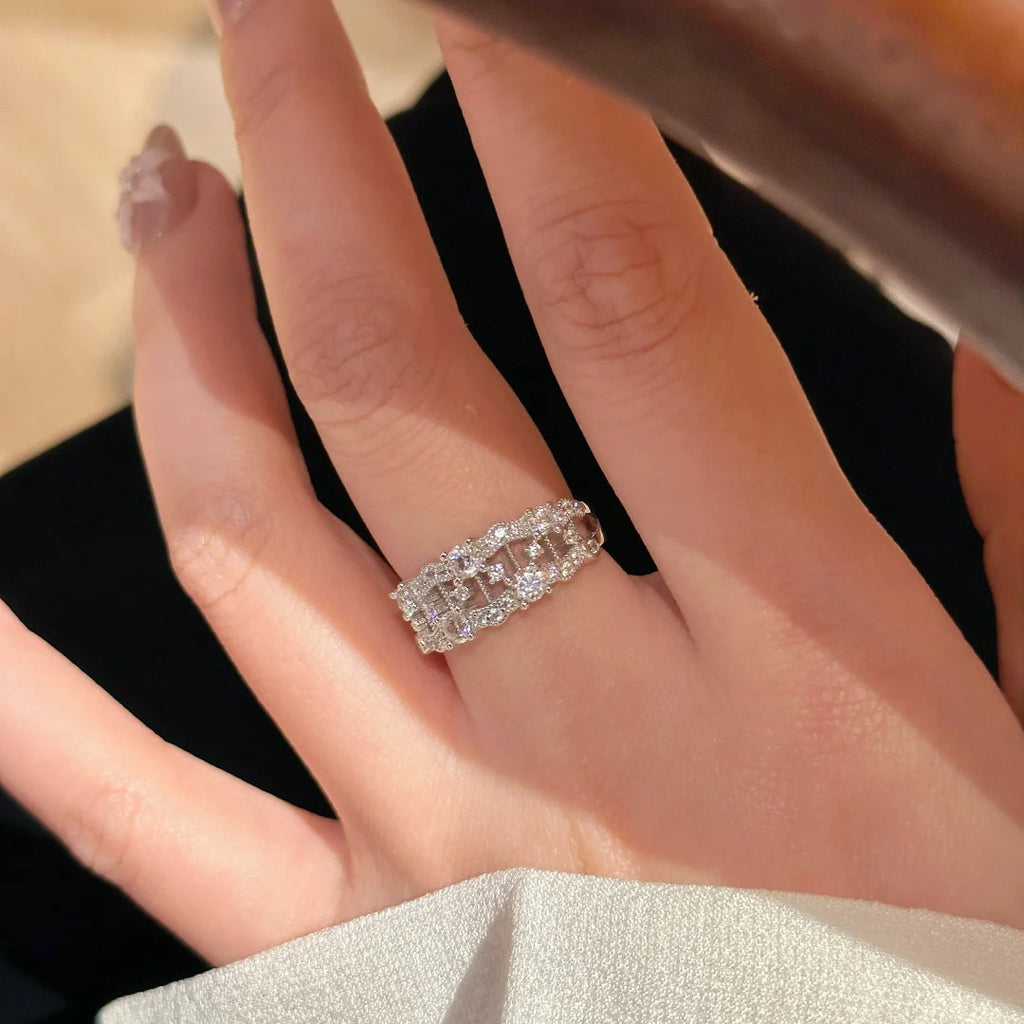Damen Designer Ring mit filigranem Gittermuster und funkelnden Zirkonia Shop Nory