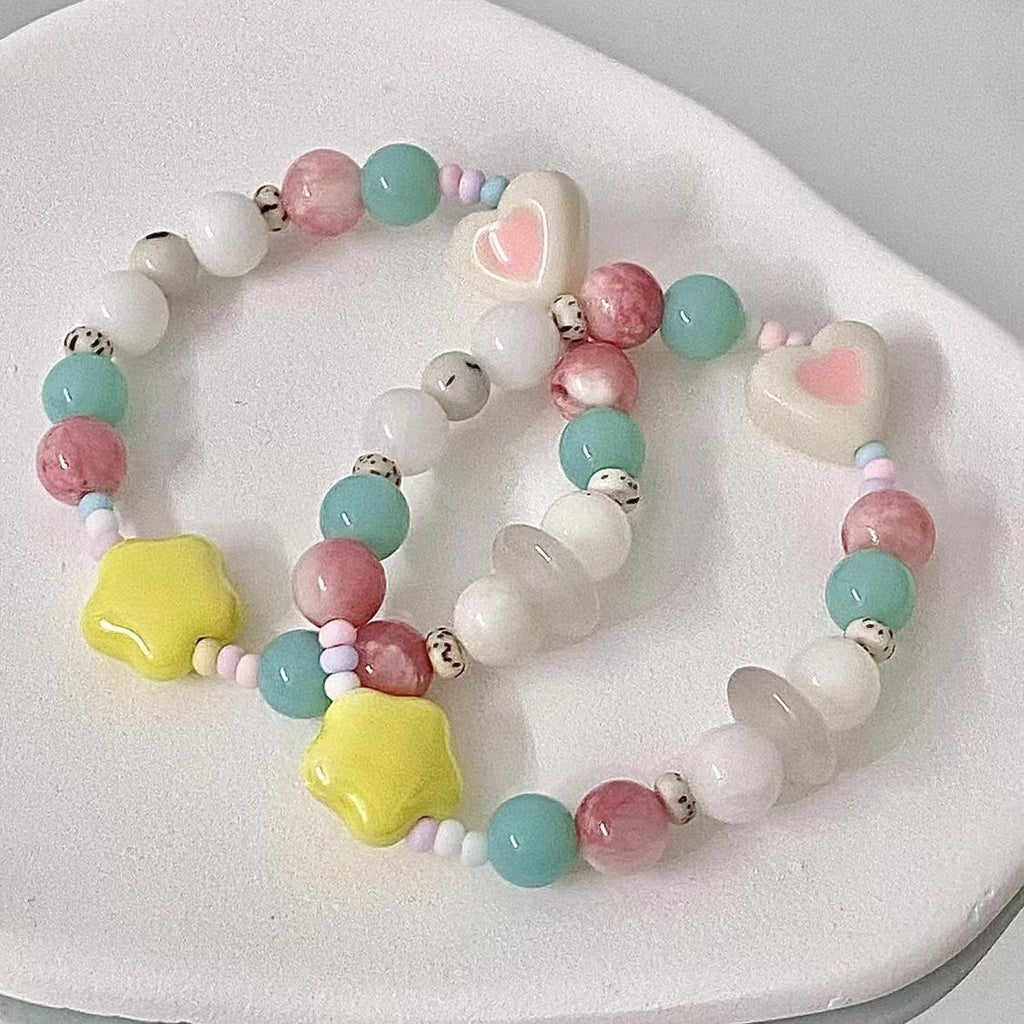 Damen Armband mit bunten Halbedelsteinen und verspielt gestalteten Anhängern Shop Nory