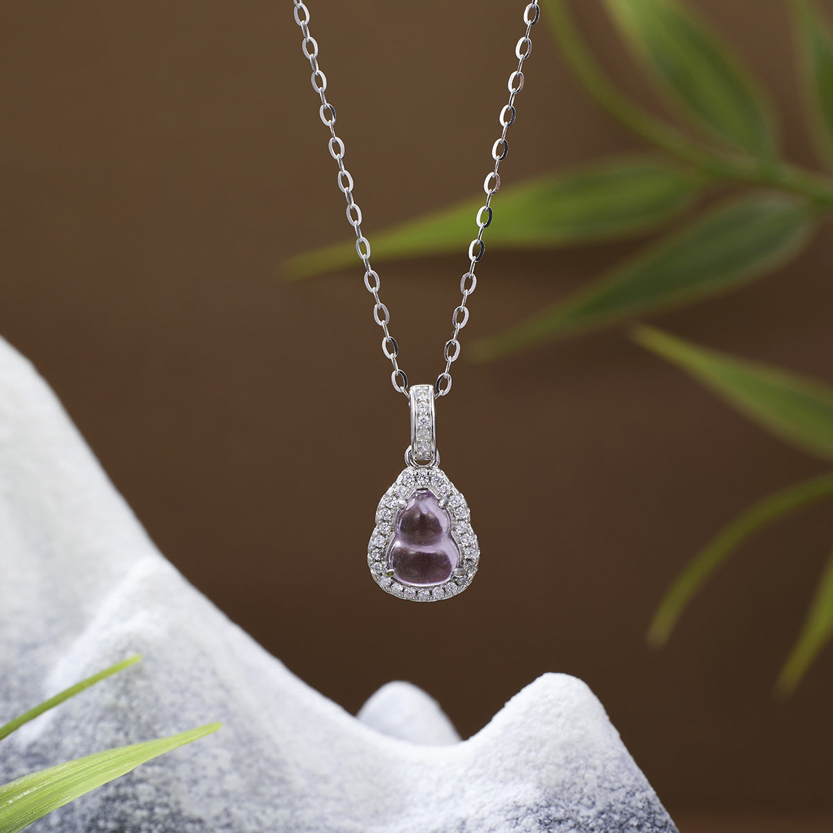 Damen Halskette mit kunstvollem Buddha-Anhänger aus hochwertigem Halbedelstein und funkelnden Zirkonia Shop Nory