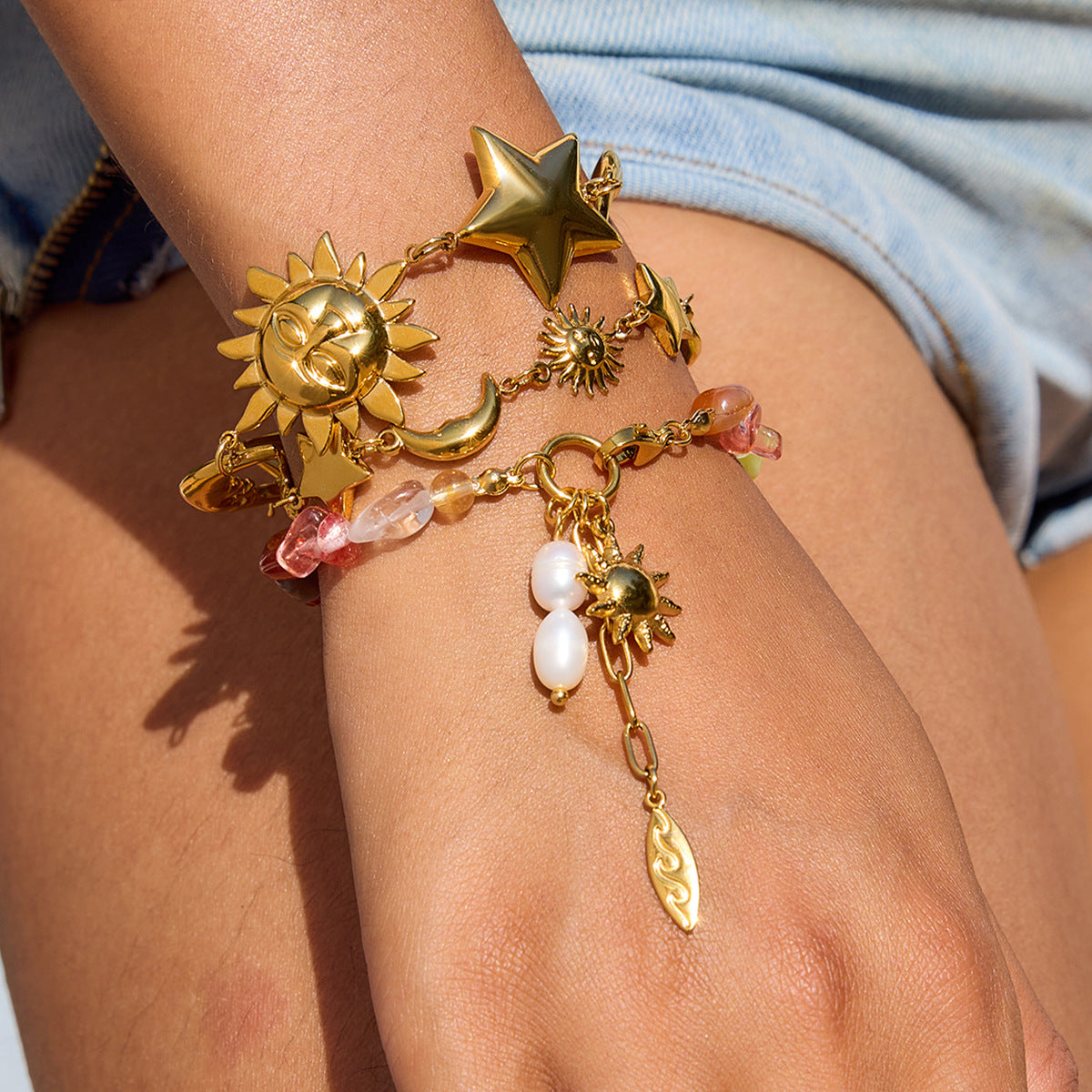 Damen Armband mit bunten Edelstein-Akzenten und goldfarbenem Sonnensymbol Shop Nory