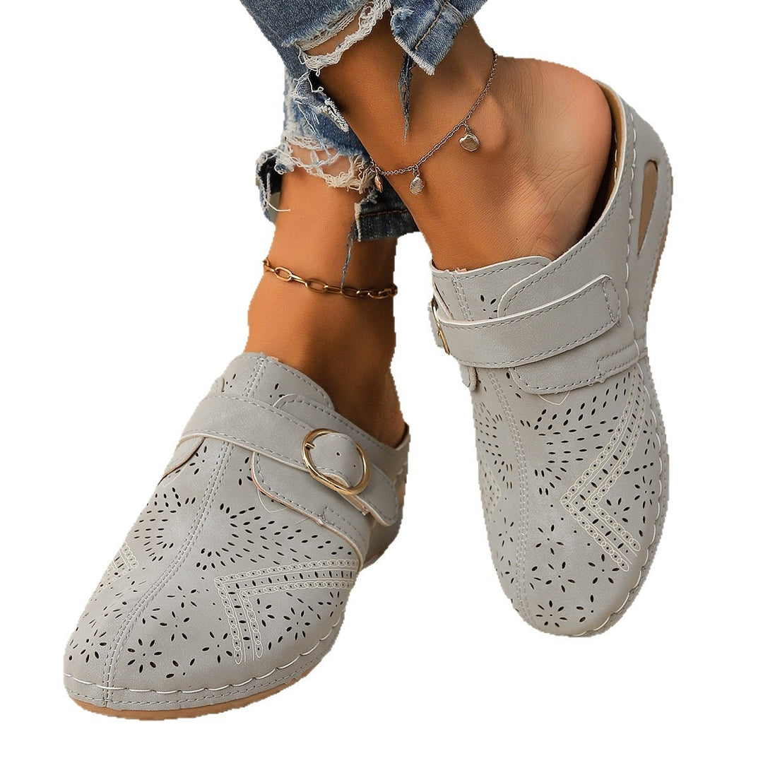 Damen Perforierte Komfort‑Pantoletten mit verstellbarem Schnallenriemen Shop Nory