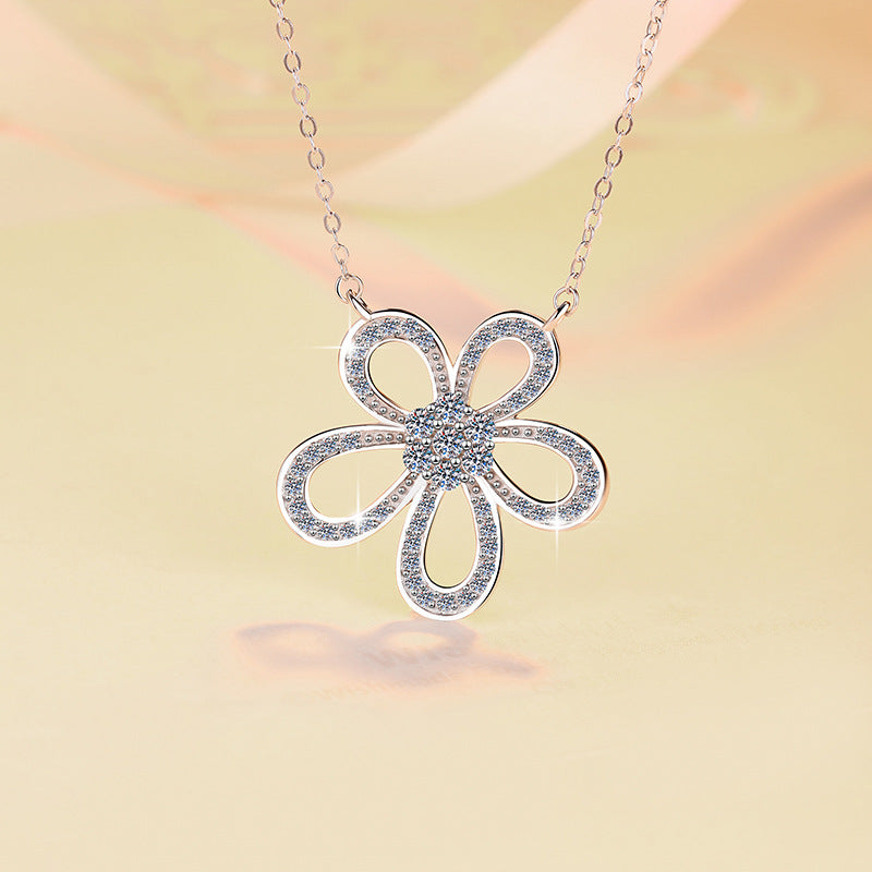 Damen Halskette mit filigranem Blumenanhänger und funkelnden Kristallen Shop Nory