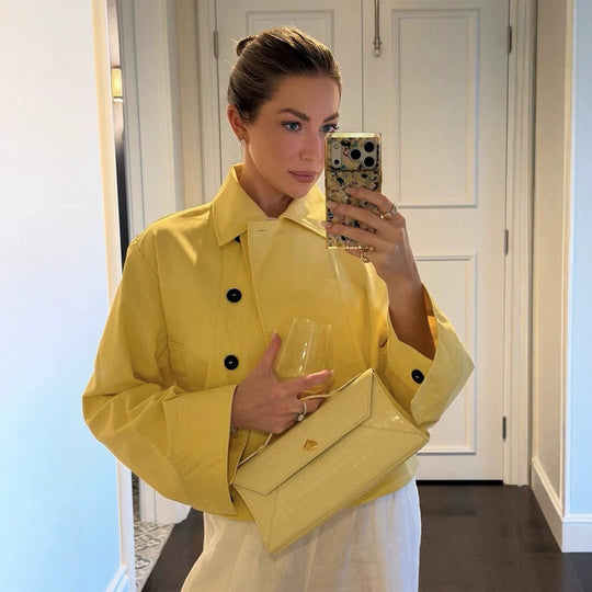 Damen Kurze Boxy-Jacke mit Reverskragen, Kontrastknopf-Detail und dreiviertel Ärmeln Shop Nory