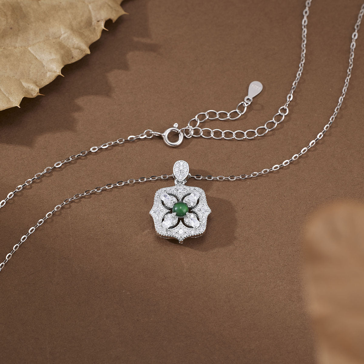 Damen Halskette mit kunstvollem Blumenanhänger und Zirkonia-Verzierungen Shop Nory