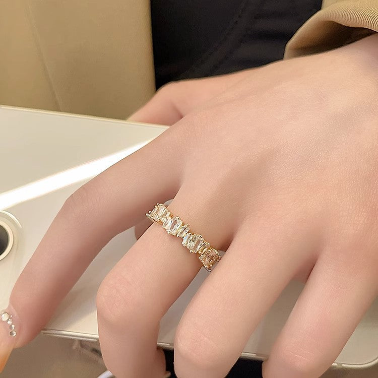 Damen eleganter Ring mit funkelnden Zirkonia-Steinen Shop Nory