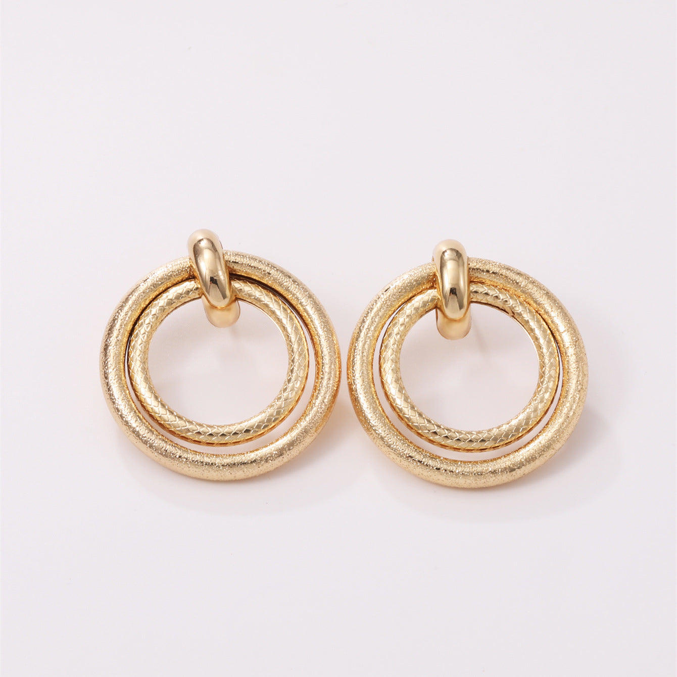 Damen Hängende Ohrringe mit elegantem, geschwungenem Ringdesign Shop Nory
