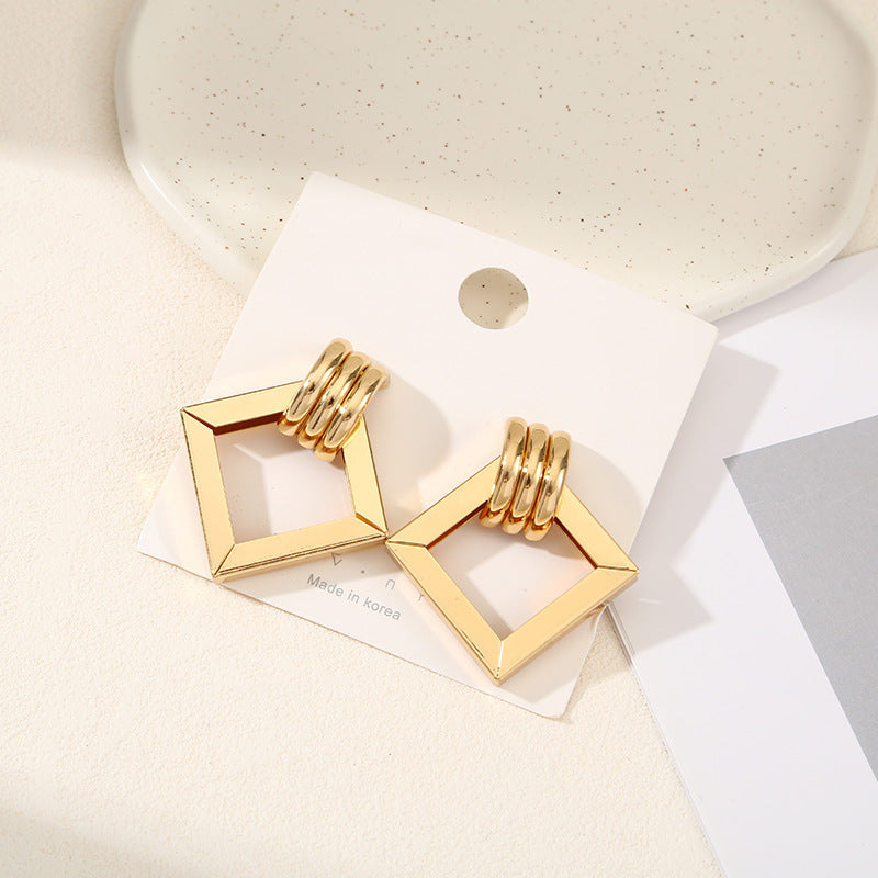 Damen Hängende Ohrringe mit quadratischem Design und glänzender Oberfläche Shop Nory