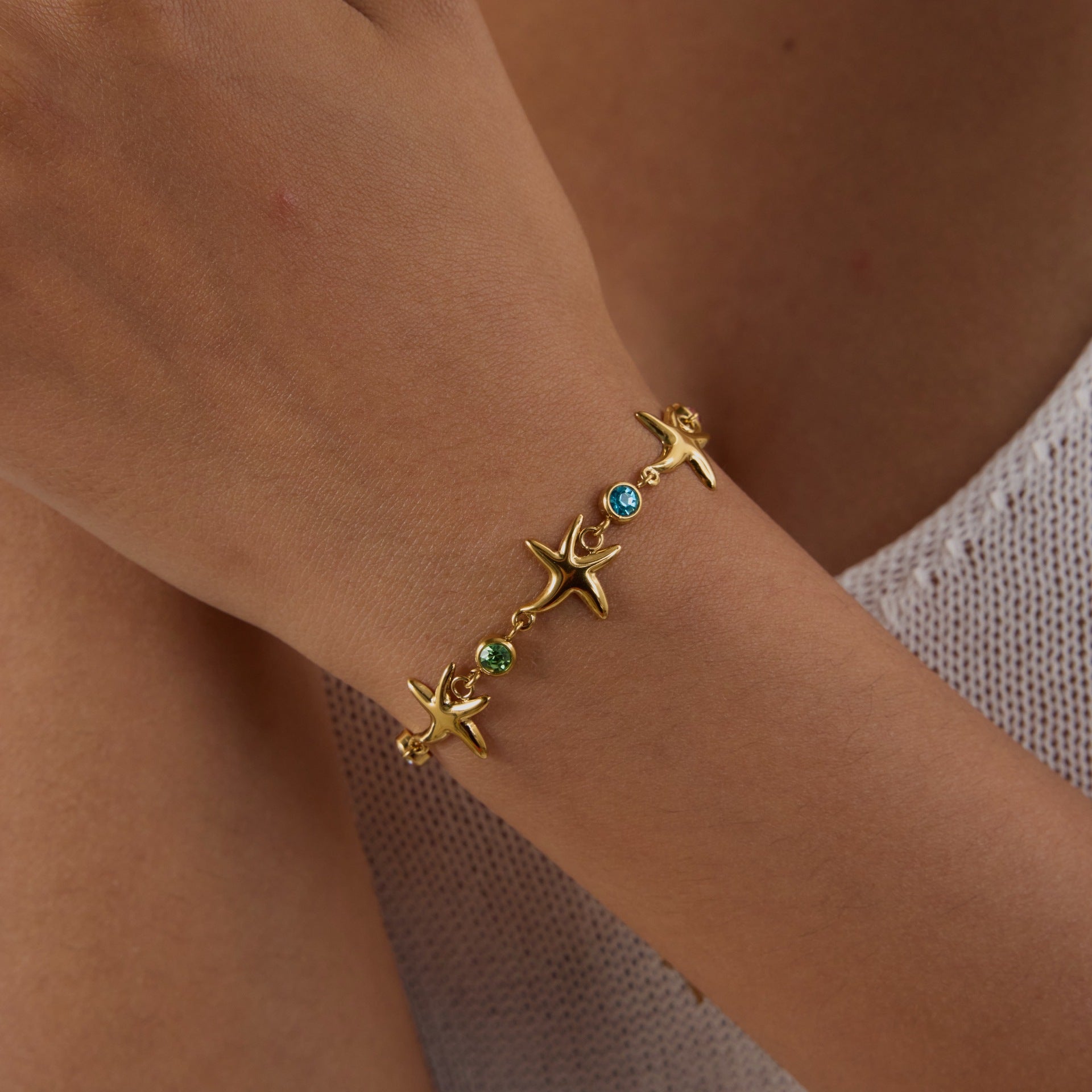 Damen Armband mit funkelnden Sternenmuster aus hypoallergenem Edelstahl Shop Nory