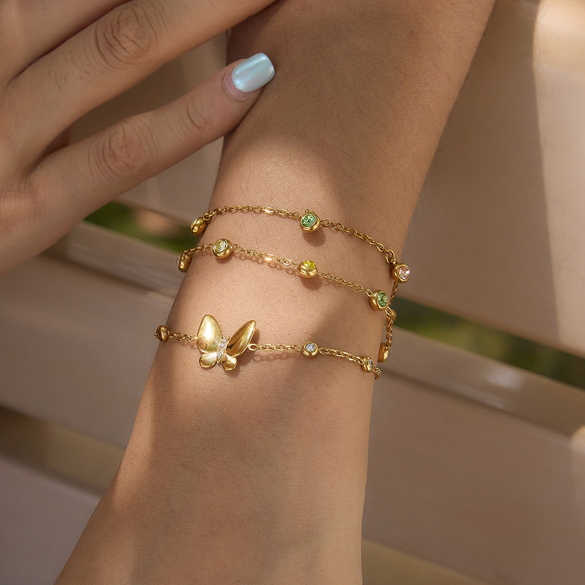 Damen Armband mit filigranem Schmetterlingsdesign aus hypoallergenem Edelstahl Shop Nory