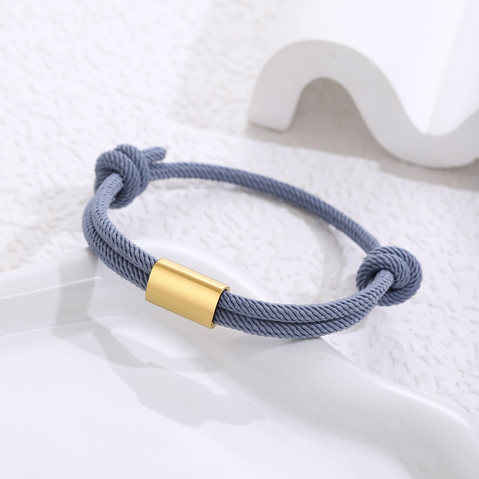Damen geflochtenes Armband mit goldfarbener Akzentverschlusseinheit Shop Nory