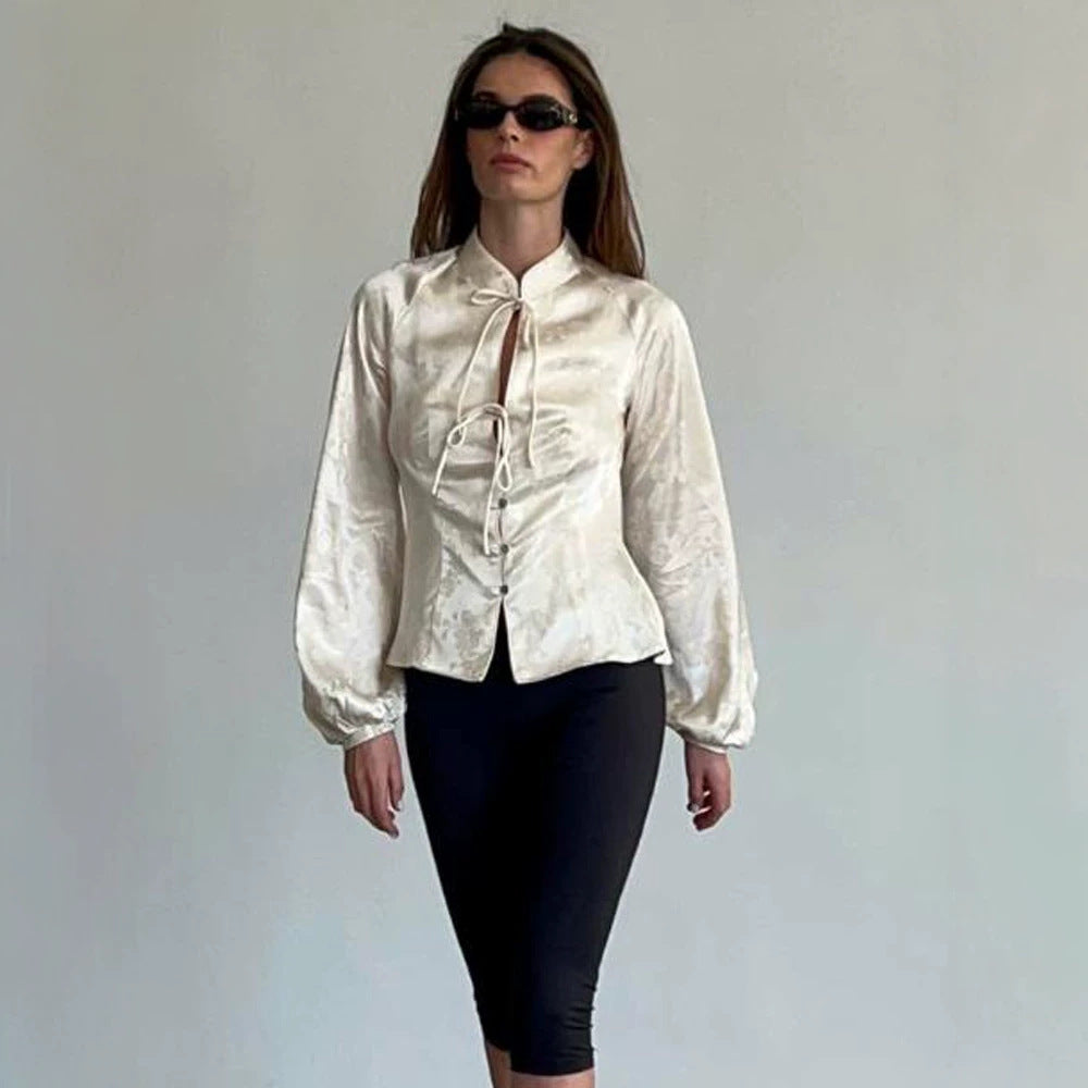 Damen Jacquard-Satin Bluse mit Stehkragen, Bindebändern und tailliertem Schößchen Shop Nory