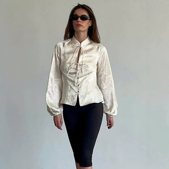 Damen Jacquard-Satin Bluse mit Stehkragen, Bindebändern und tailliertem Schößchen Shop Nory