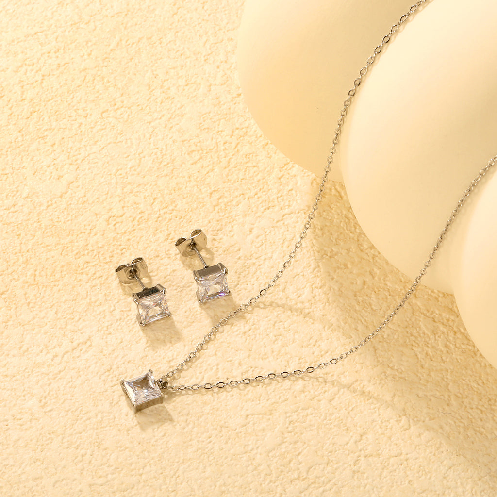 Damen Schmuckset mit funkelndem Zirkonia-Anhänger und passenden Ohrringen Shop Nory