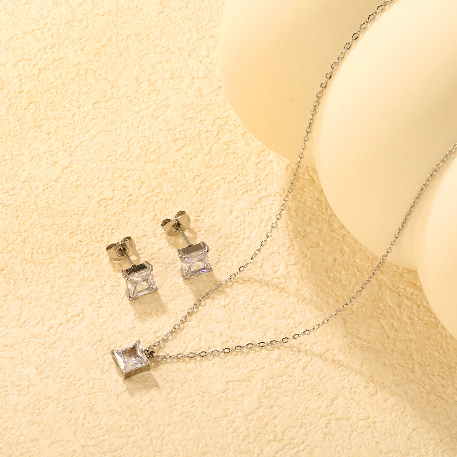 Damen Schmuckset mit funkelndem Zirkonia-Anhänger und passenden Ohrringen Shop Nory