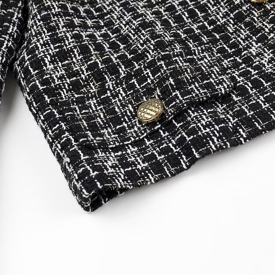 Damen Kurze Bouclé-Tweed-Jacke mit Rundhals, dekorativen Zierknöpfen und aufgesetzten Taschen Shop Nory