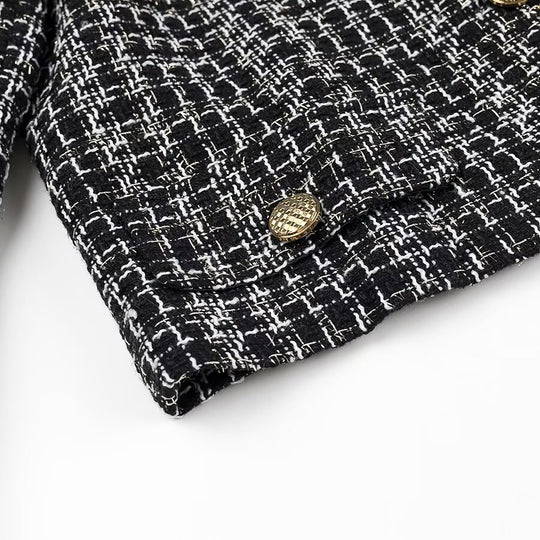 Damen Kurze Bouclé-Tweed-Jacke mit Rundhals, dekorativen Zierknöpfen und aufgesetzten Taschen Shop Nory