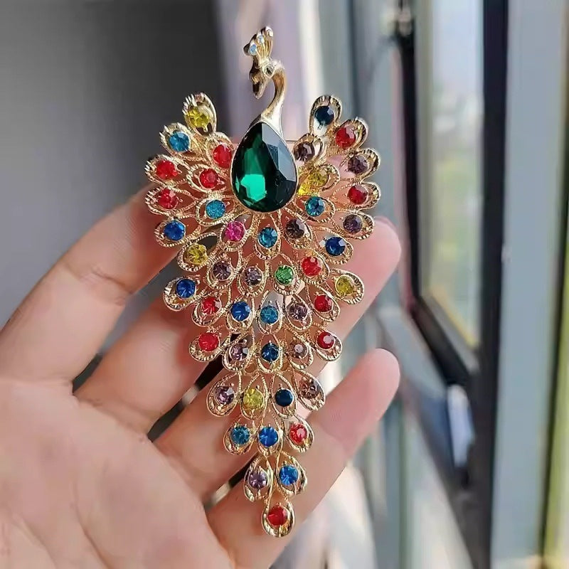 Elegante Pfauenbrosche mit Facettierten Kristallsteinen und Goldener Legierungsbeschichtung