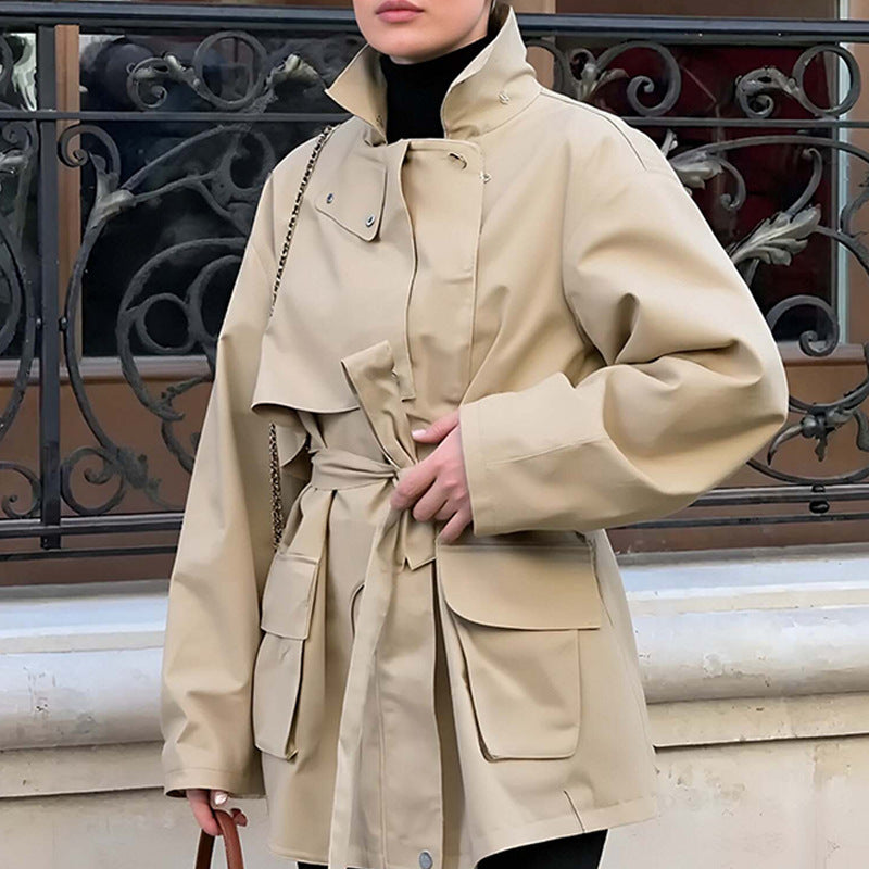 Damen Taillierte Übergangsjacke mit Stehkragen, Schultercape und Bindegürtel Shop Nory