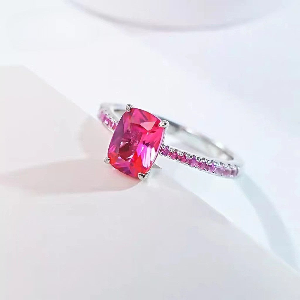 Damenring mit strahlendem, rechteckigem Edelstein und funkelnden Zirkonia-Steinen Shop Nory
