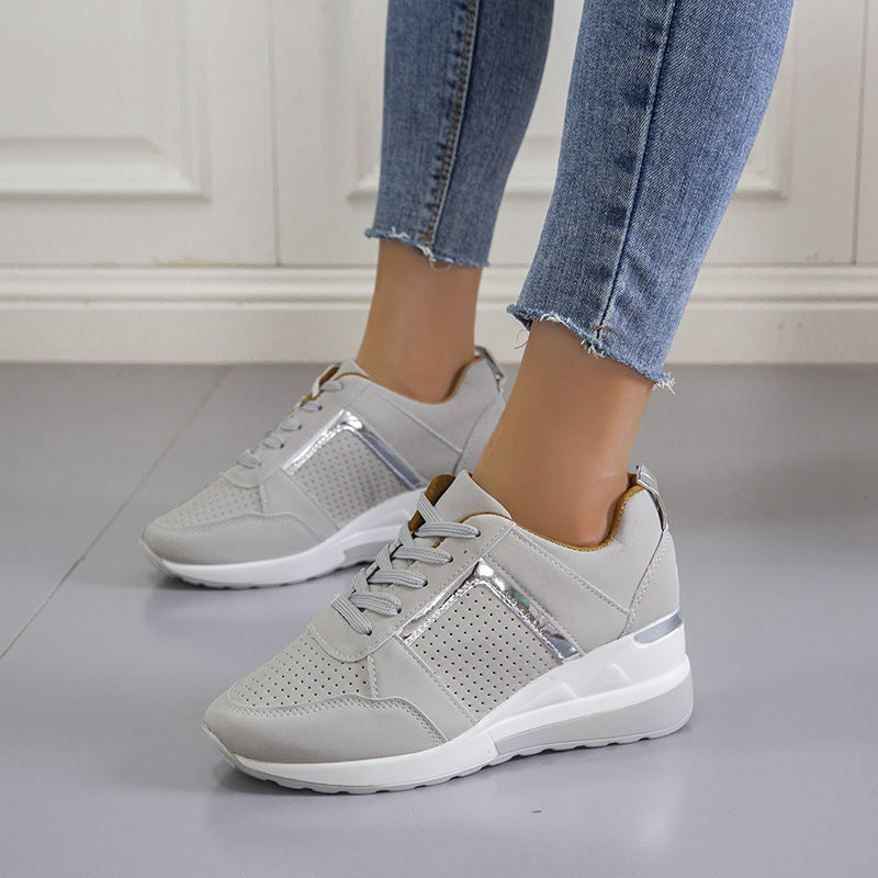 Damen Keil-Sneaker mit perforiertem Obermaterial, gepolstertem Fußbett und dezentem Metallic-Detail Shop Nory